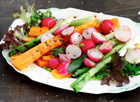 Tegne skipper vene Grill salat opskrift med gulerod, radiser & forårsløg - se her