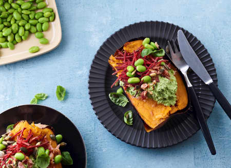 Fa Opskriften Pa Bagte Sode Kartofler Med Avocado Og Edamame Hummus