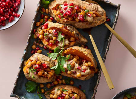 Fa Opskriften Pa Fyldte Sode Kartofler Med Granataeble Og Tahindressing