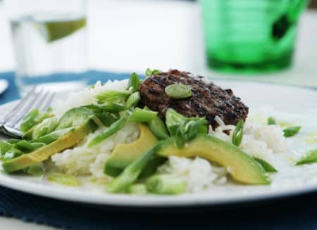 Fancy muskel sende Få opskriften på Grillet hakkebøf med ris og grøn salat