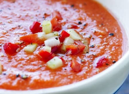 spansk Arving adelig Kold tomatsuppe opskrift med agurk, peberfrugt og løg - se her