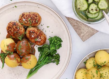 Frikadeller Opskrift Med Kartofler Sauce Og Surt Se Her