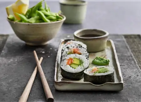 sushi opskrift med agurk, avocado og laks - se her